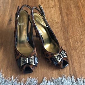 Línea Paolo super stylish open toe pumps 5 1/2 M